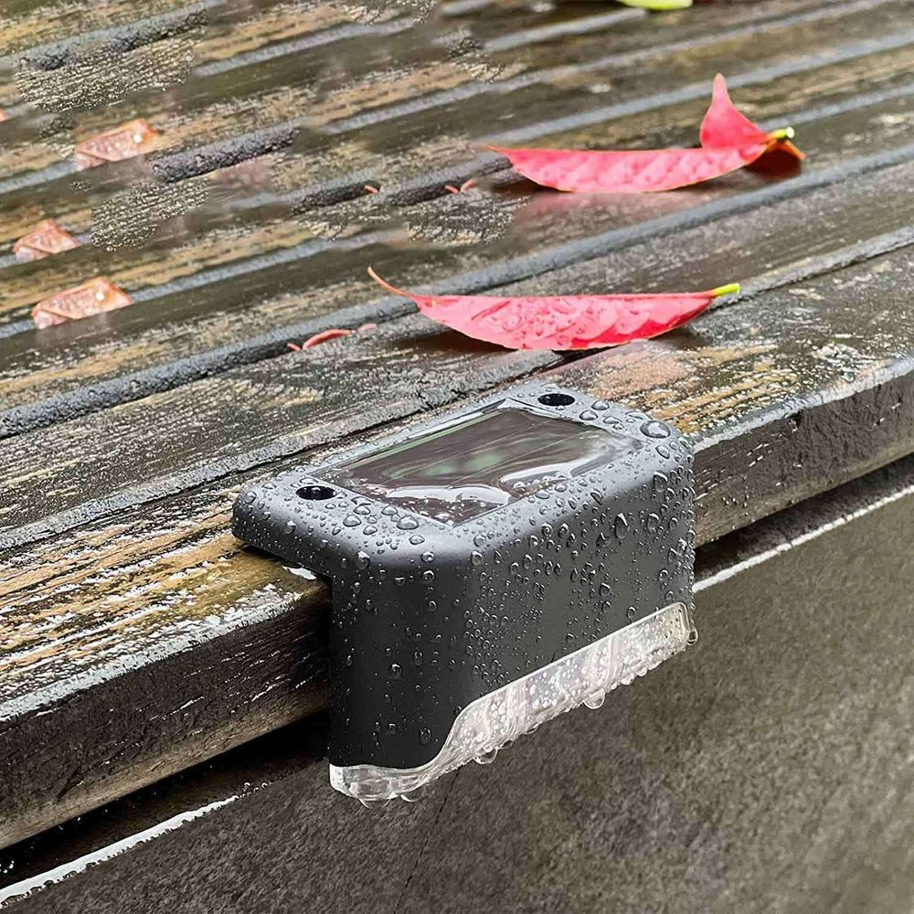 Wasserdichte Solarlampe, an der Kante einer Bank montiert, regnerischer Tag.