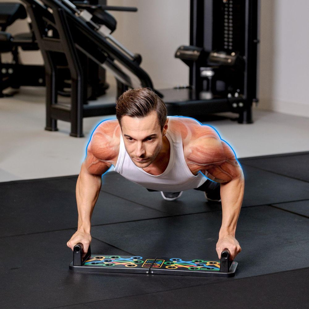 Fokussierter Mann trainiert Brustmuskeln mit Push-Up-Board.
