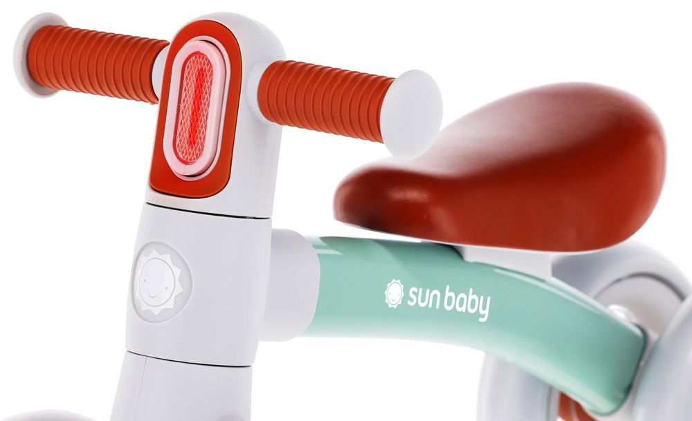 Detail riadidiel s gumovými rukoväťami a odpružením na Sun Baby Zoomi