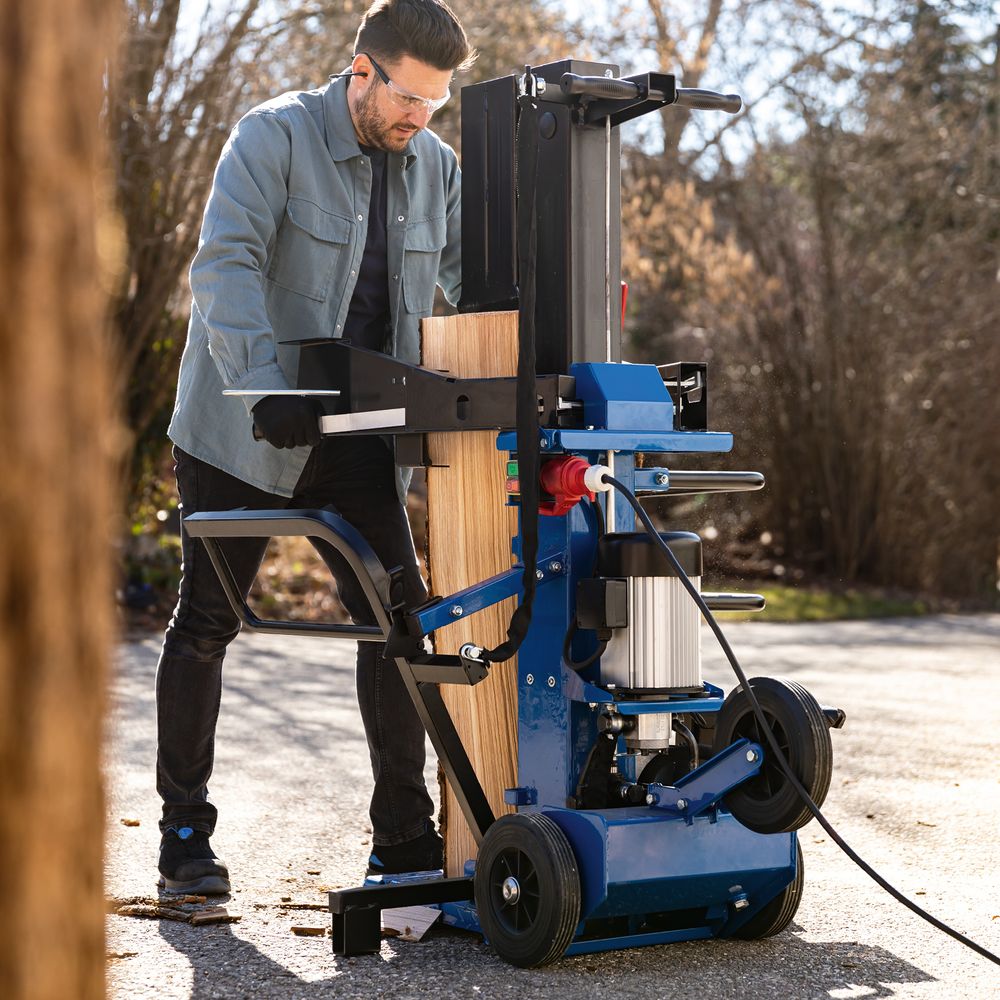 Das Bild zeigt einen Mann, der Holz mit dem Holzspalter Compact 15t von Scheppach spaltet.