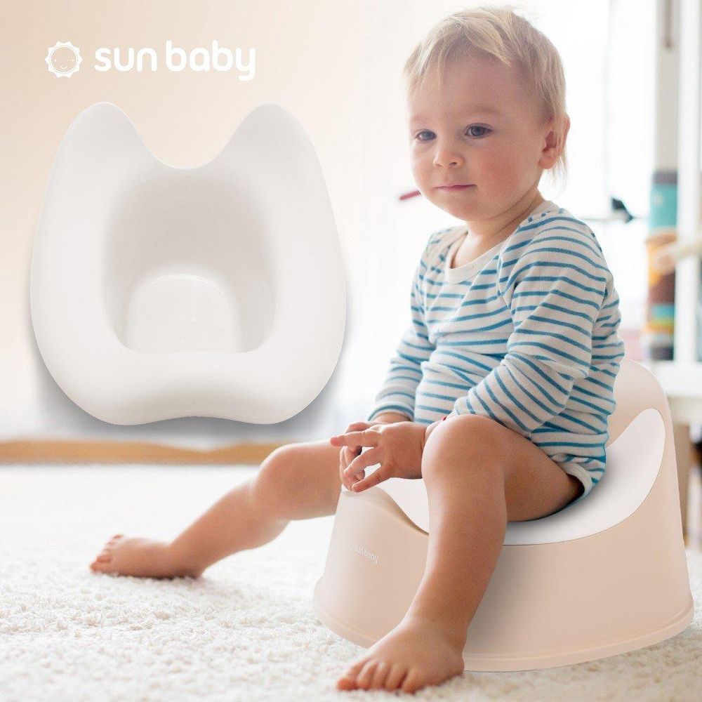 Niño sentado en el orinal SUN BABY, mostrando el respaldo ergonómico.