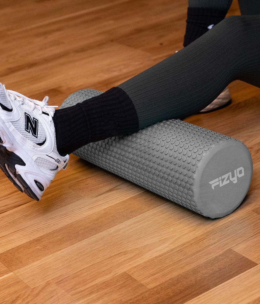 Fitness-Training mit einer Noppen-Massagerolle 45x15 cm FIZYO – eine Person führt Übungen aus