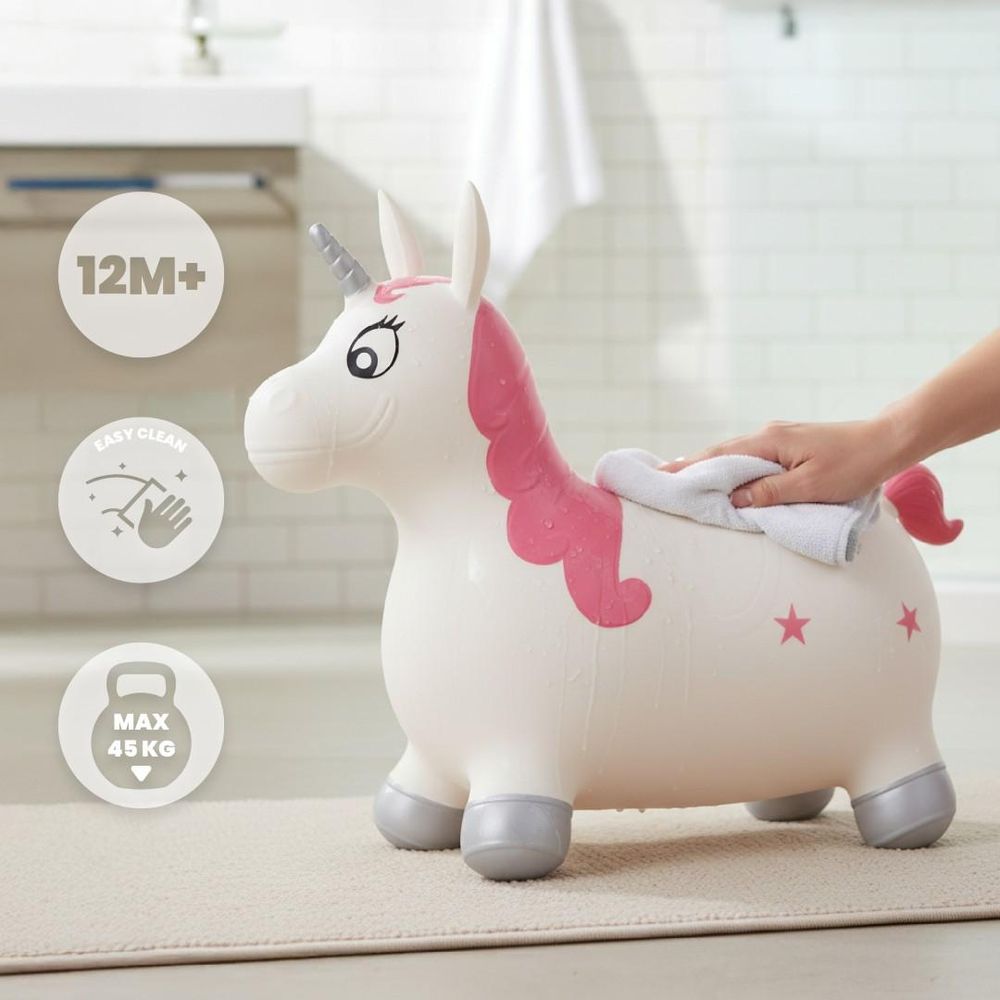 Unicornio saltarín SUN BABY siendo limpiado con un paño, iconos de fácil limpieza y peso máximo