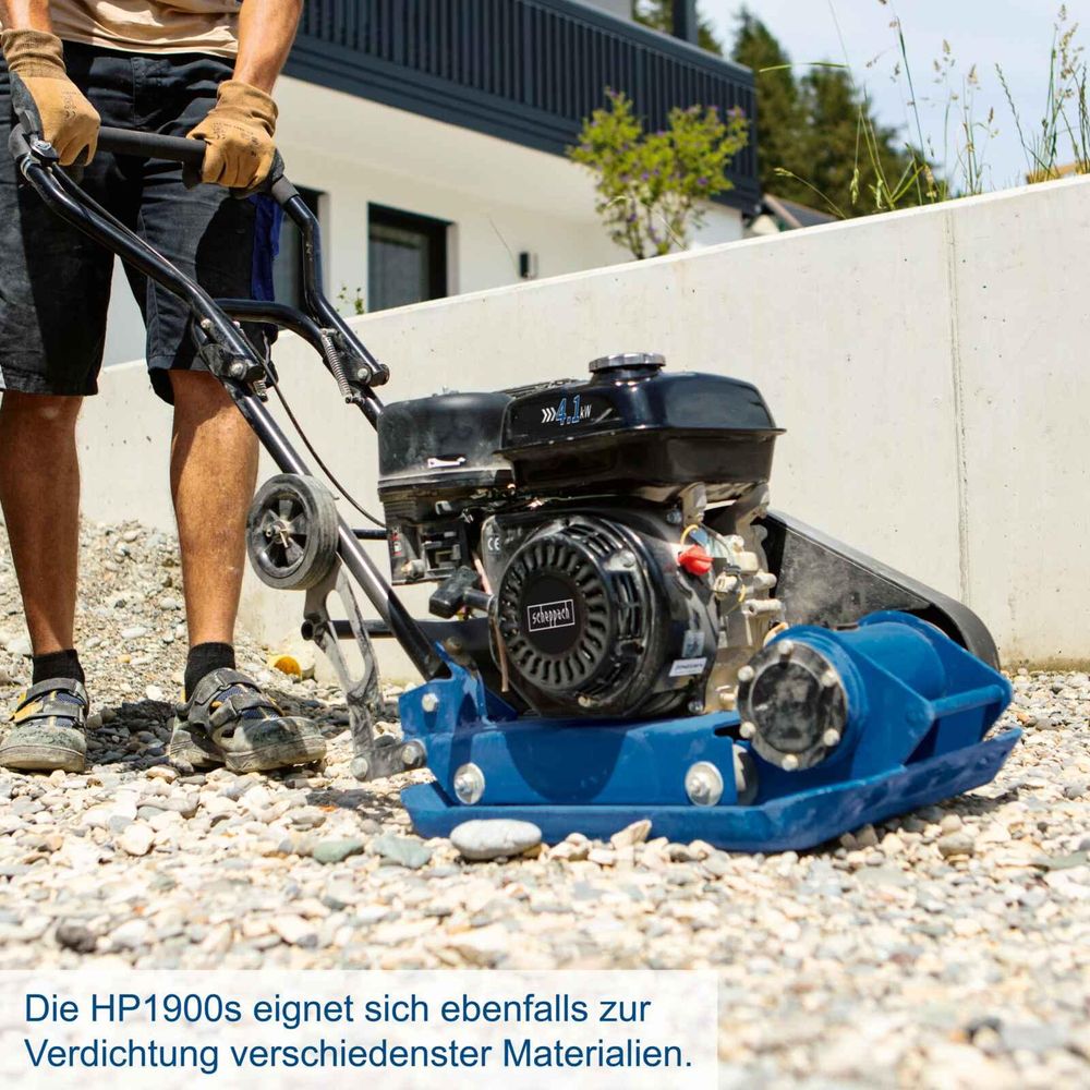 Das Bild zeigt eine Person mit der Rüttelplatte beim Verdichten eines Bauplatzes.