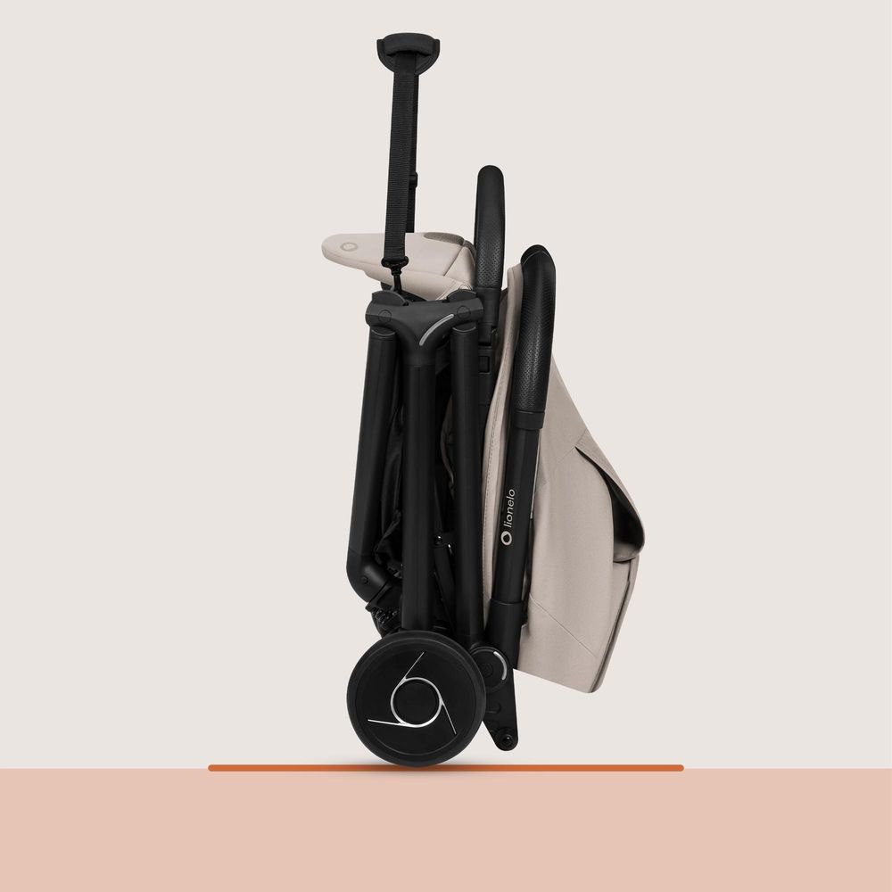 Lionelo Sia Buggy ultraleicht 5,9 kg, kompakt klappbar 18x51x49 cm, Einhand-Faltung, UPF50+, ER-Räder, Dri-Seat, Zubehör-Set - Beige Sand