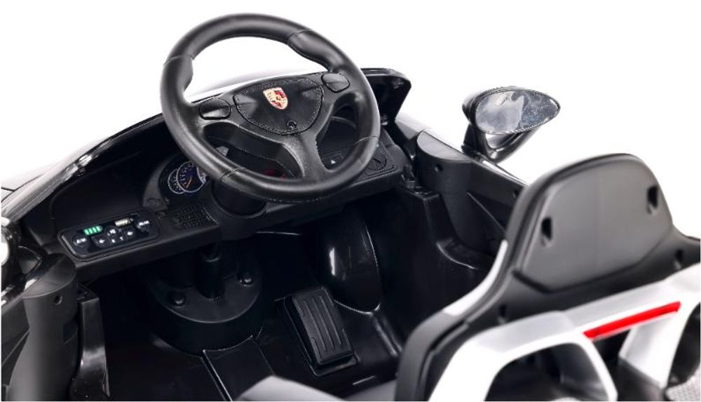Dettaglio del volante e del pannello di controllo della macchina elettrica per bambini.