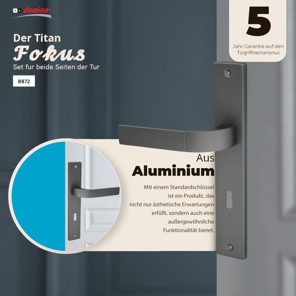 DOMINO Türgriff 72 Drückergarnitur BB-Buntbart Set | Langschildgarnitur | Türklinke für Zimmertür, Bürotür, Kellertür & Innentür | L-Form | Türbeschläge aus Aluminiuml | Titan Türdrückergarnitur |  FOKUS M8