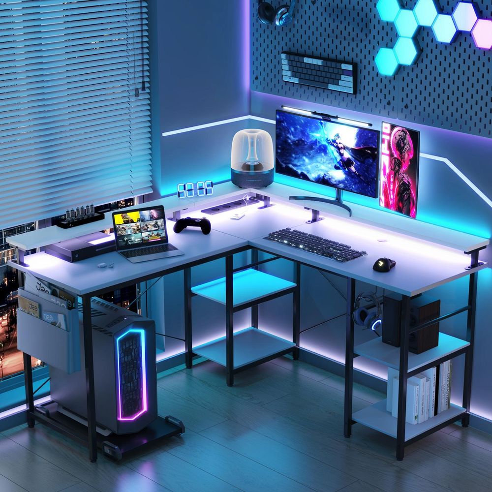 ZELURXX Gaming-Tisch L-förmiger mit RGB LED Beleuchtung, mit Tasche, Dual-Monitor-Ständer, Headset-Halterung & Steckdosen, Weiß