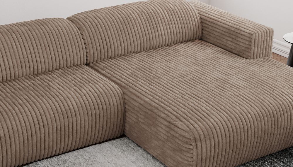 Zoomen Sie auf die Sitzfläche des Ecksofas. Sofa in braunem Cord-Stoff