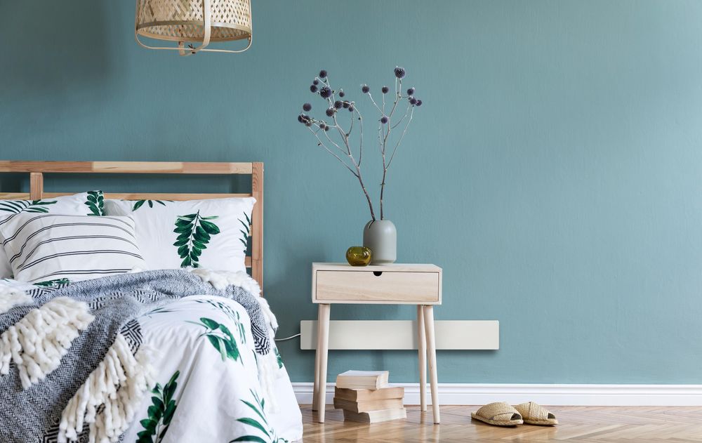Schimmel Dry montert an der Wand im Schlafzimmer - hält Schimmel fern.