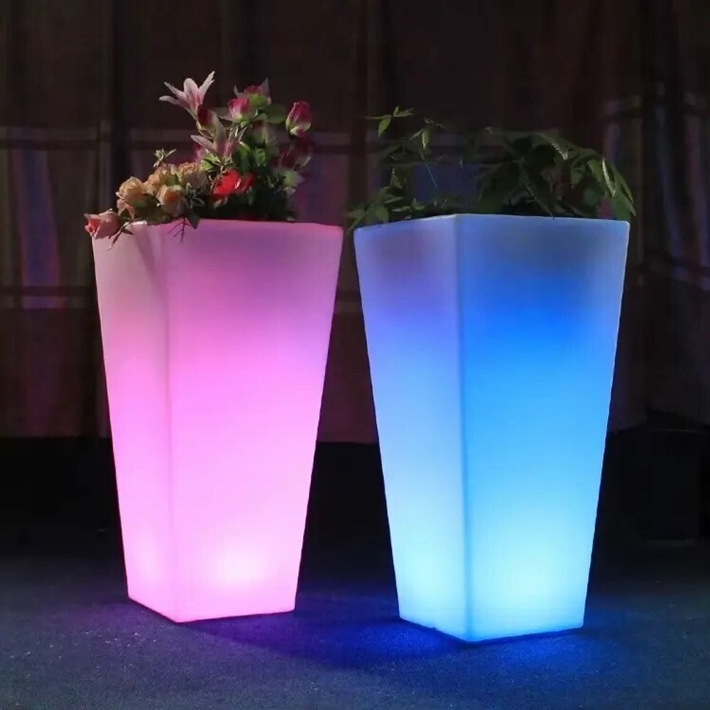 Beleuchtete LED-Blumentöpfe, Multicolor-Stimmung, mit Blumen und Grün.