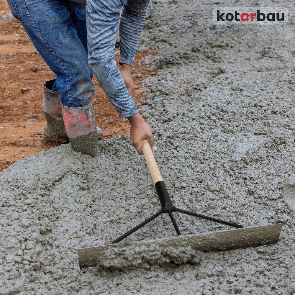 KOTARBAU® Betonverteiler Betonglätter Beton Abzieher Maurerwerkzeug aus Stahl 62,5 x 9 cm Abstreifleiste Betonverteiler mit Holzstiel 96 cm
