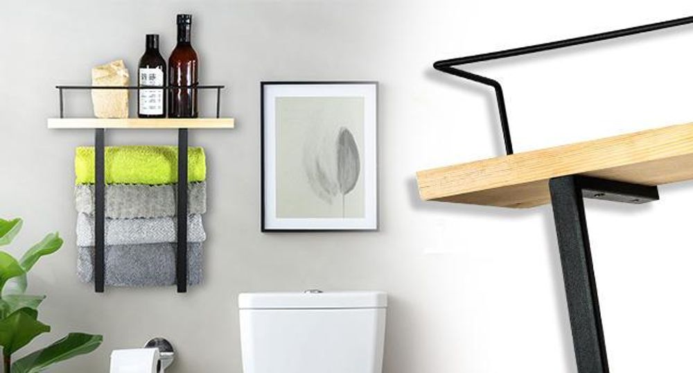Moderner Wandhandtuchhalter mit Holzablage über Toilette, mit Handtüchern