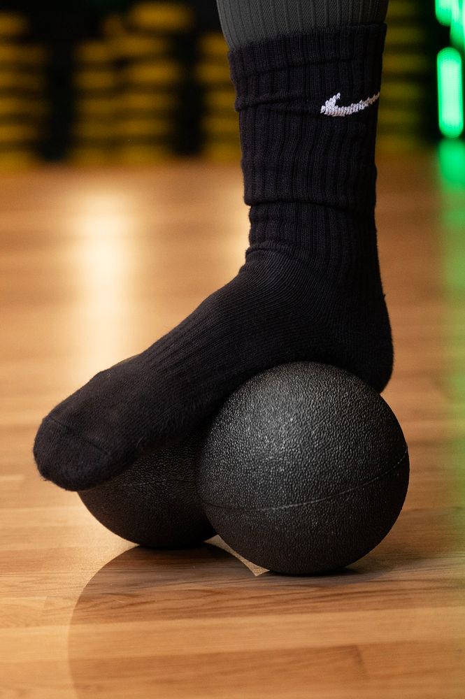 Person beim Training mit dem Massageball Duoball FIZYO 24x12 cm