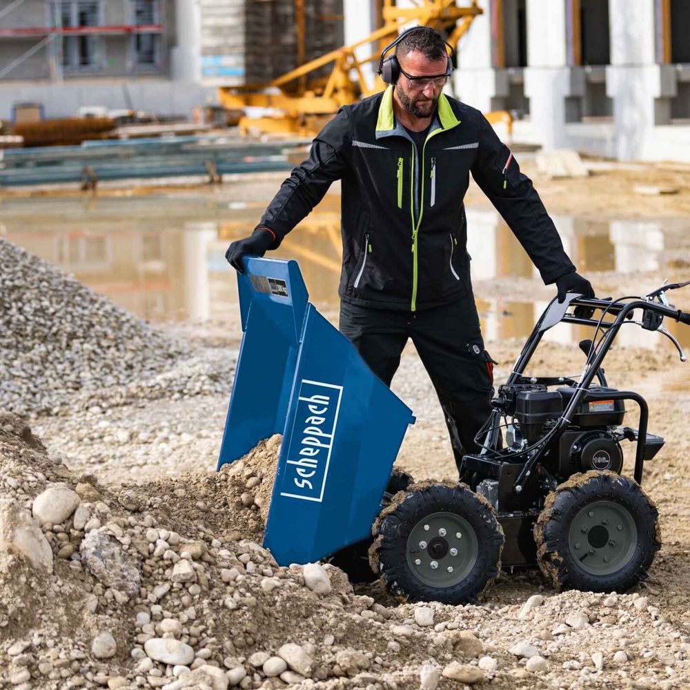 Das Bild zeigt eine Person mit dem Dumper beim Abladen von Schutt.