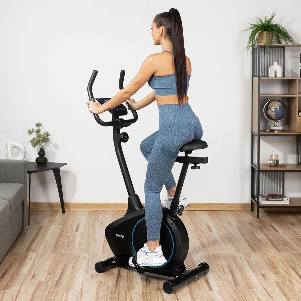 Frau trainiert auf Heimtrainer für Fitness zu Hause.