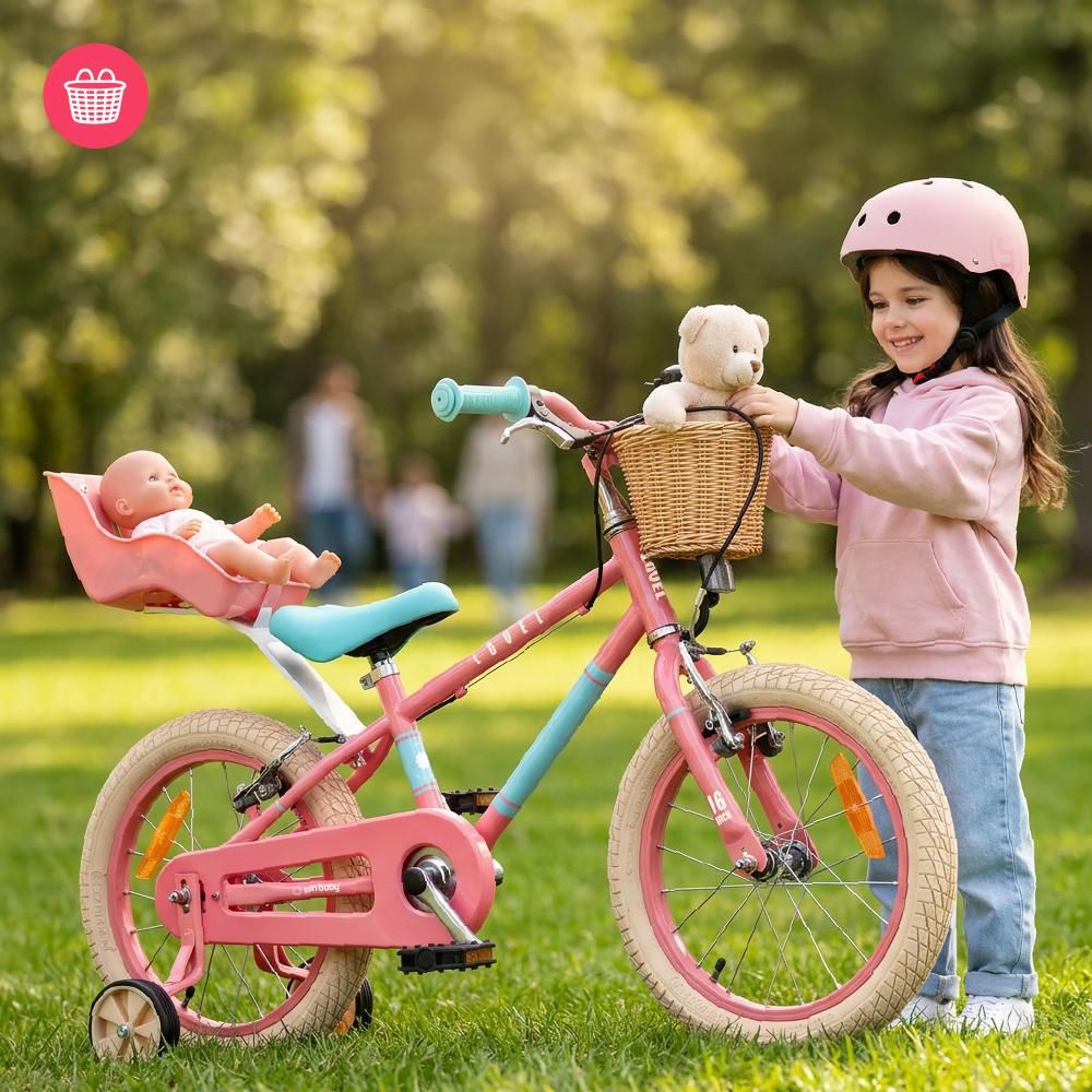 Mädchen stellt ein Kuscheltier in den Korb, Puppe sitzt im Sitz auf dem Fahrrad