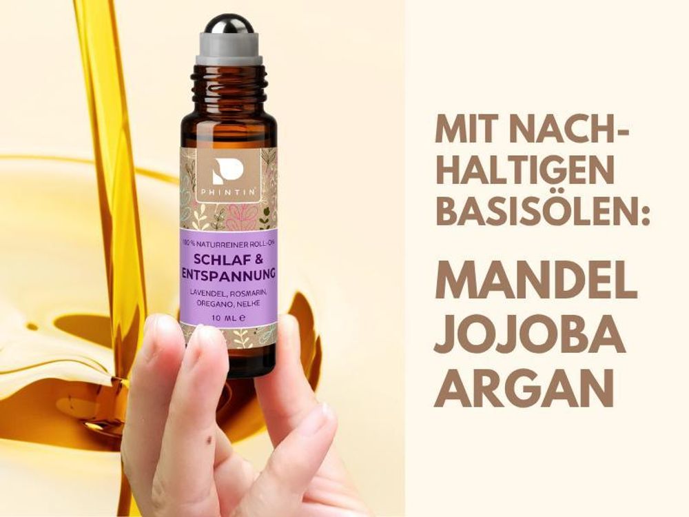 Weiße Frauenhand die den Roll-On in der Hand hält