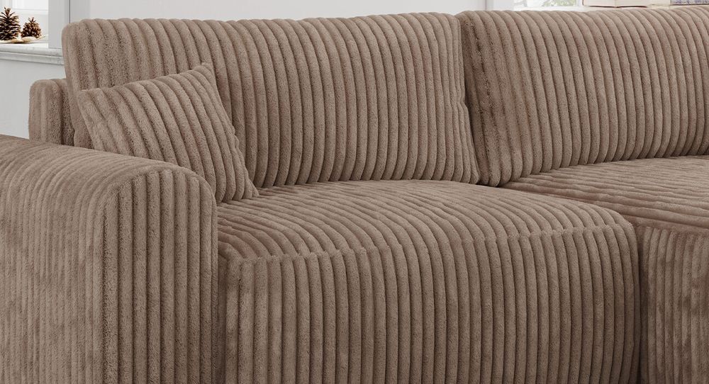Zoomen Sie auf die Sitzfläche des Ecksofas. Sofa in braunem Cord-Stoff
