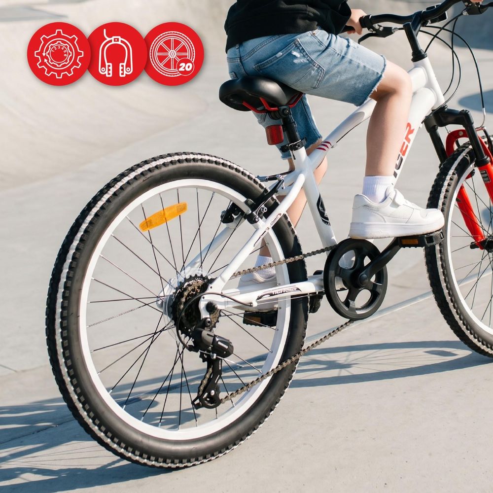 Detalle del sistema de transmisión y la rueda trasera de la bicicleta SUN BABY Tiger Bike.