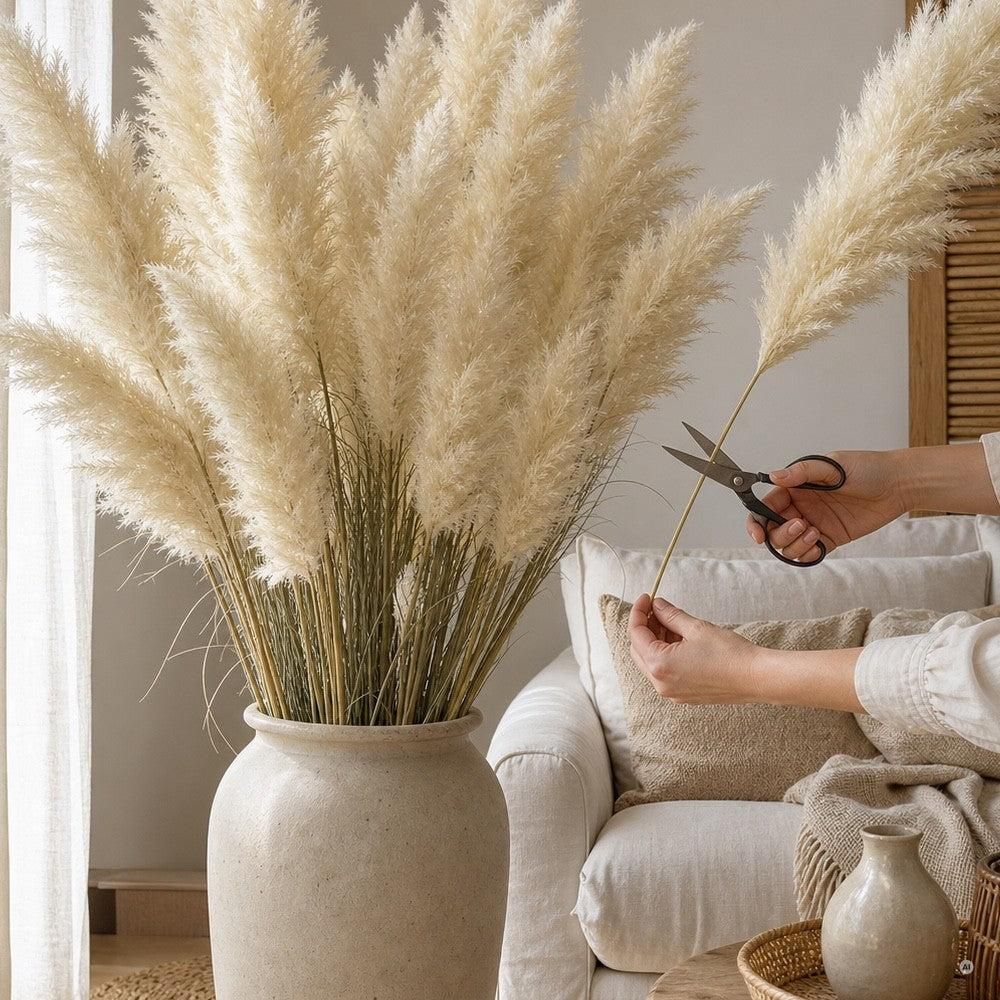 Getrocknete Pampasgras-Wedel als Boho-Deko in Bodenvase im Wohnzimmer