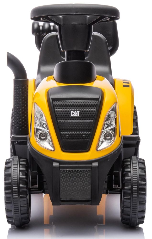 Přední pohled na traktor s volantem a sedadlem s opěrkou