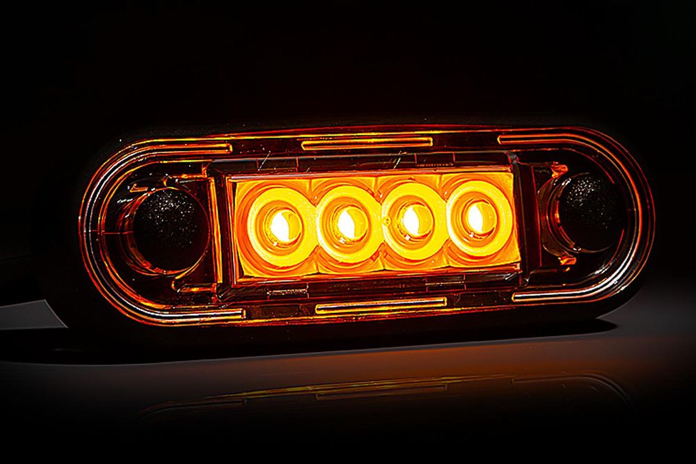 LED-Markierungsleuchte 12-36V, gelb, 0,15 m Kabelbaum, mit einer flachen und runden schwarzen Gummischeibe für die Fahrzeugverrohrung.
