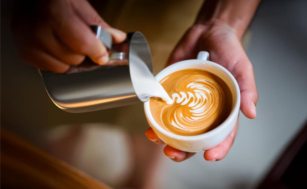 Arendo Edelstahl Milchkännchen mit Messskala - Milchkanne zum Aufschäumen von Milchschaum
