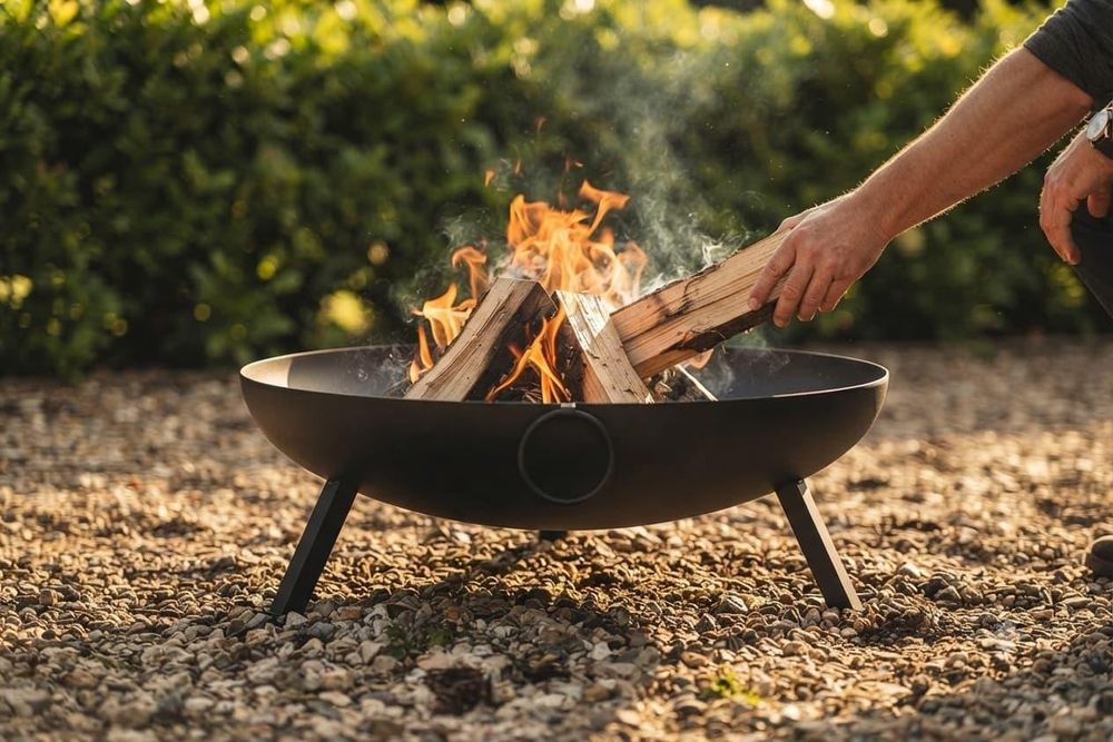 Schwarze Feuerschale BOMBE im Garten, saubere matte Oberfläche nach dem Abkühlen