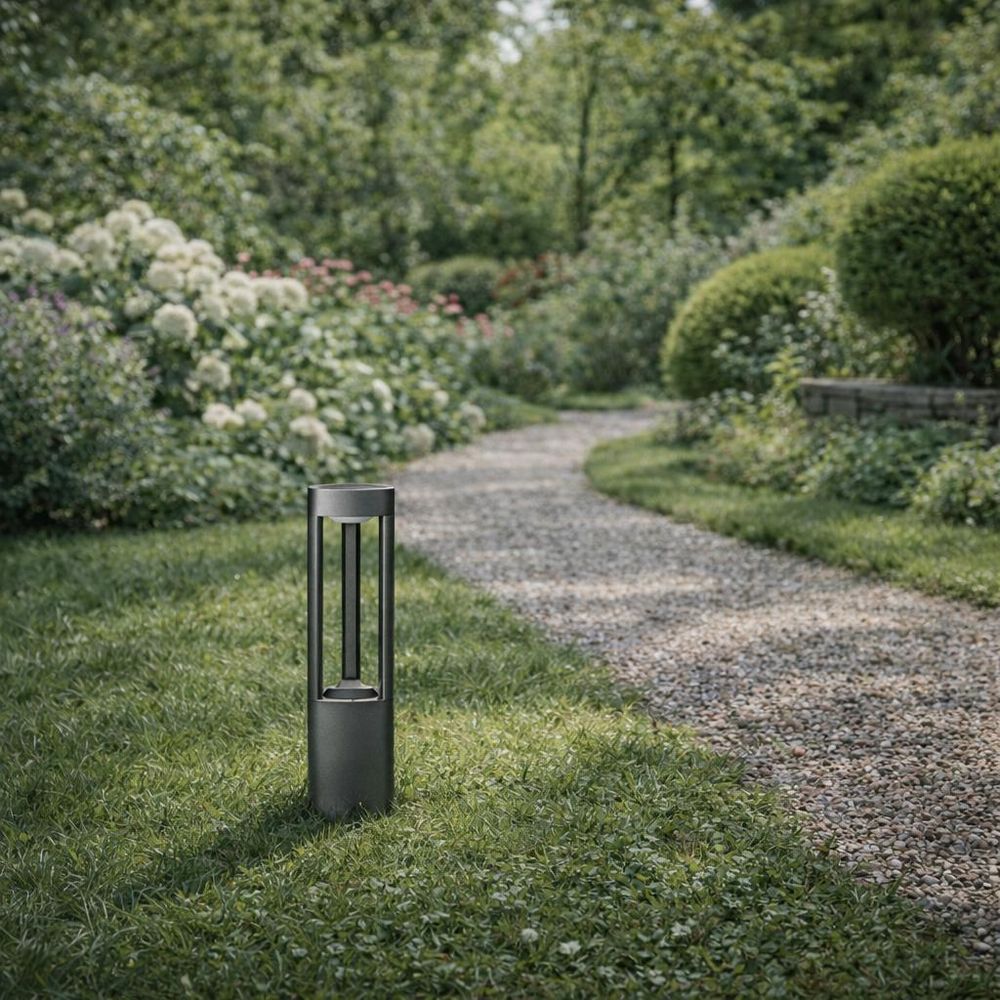 Graue Gartenlampen, wetterfeste Konstruktion, beleuchten Weg und Grün.