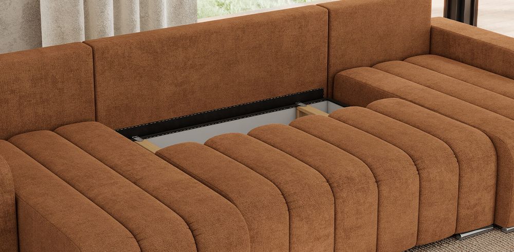Orangefarbenes Ecksofa aus strukturiertem Stoff. Foto zeigt Bettkasten