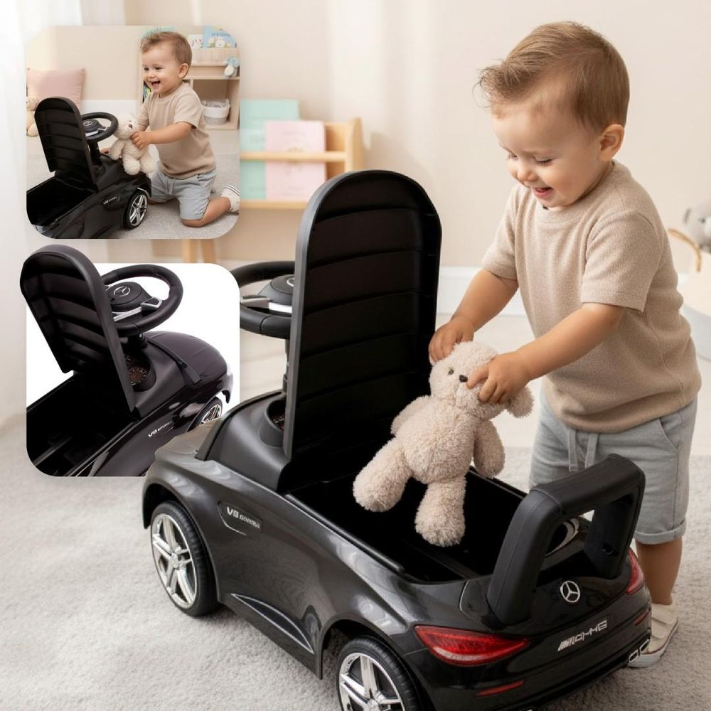 Enfant ouvrant le siège du porteur pour ranger une peluche à l’intérieur.