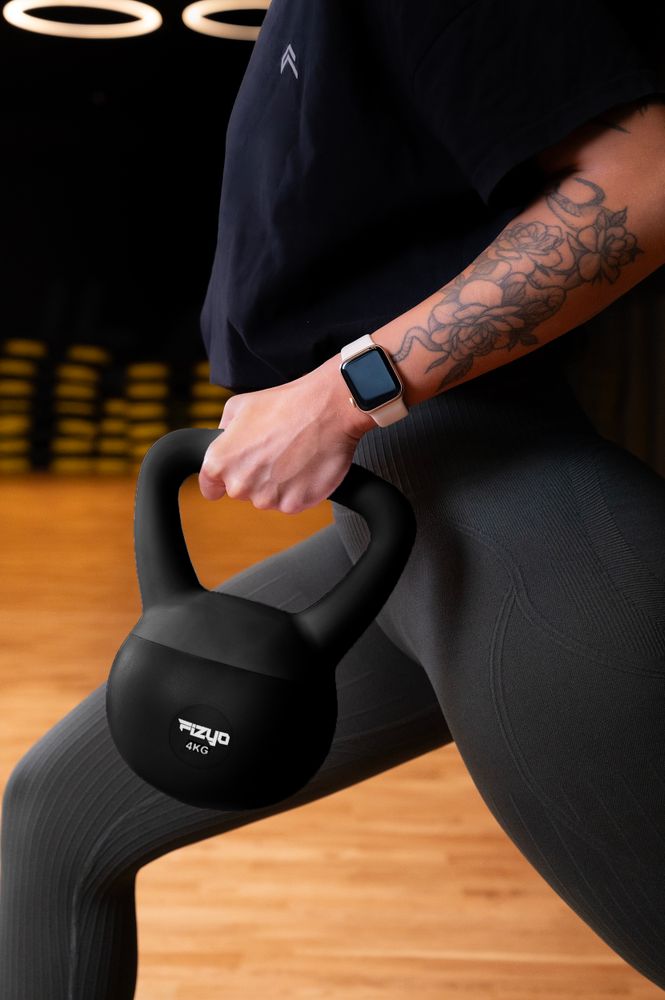Person trainiert mit dem weichen Kettlebell Hantel FIZYO
