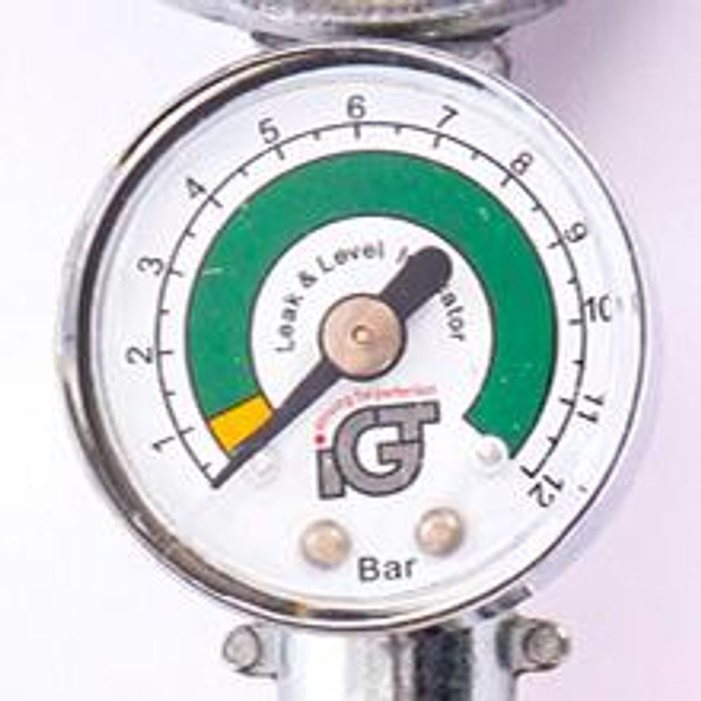 Gasdruckregler 50 mbar, Niederdruckregler Druckminderer - ideal für Gasgrills, Heizstrahler, Hockerkocher, Gaskocher, Lampen, uvm.