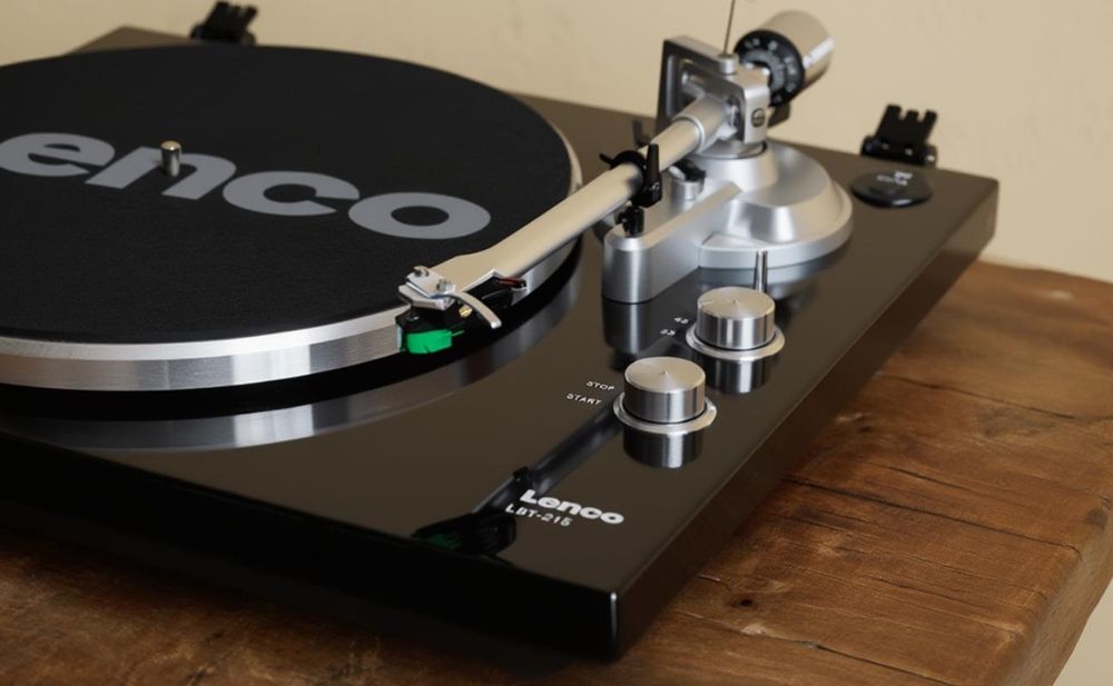 Lenco LBT-215BK - Plattenspieler mit Bluetooth®, Metall-Plattenteller, Tonarm und Gegengewicht - Exklusive Piano Black Farbe