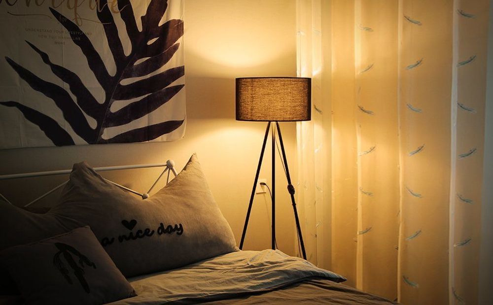 Tomons LED Stehlampe Dimmbar, Stehleuchte Moderne mit Dreibeinstativ aus Metall, Standleuchte fur Wohnzimmer, Schlafzimmer, Arbeitszimmer und Büro, Schwarz