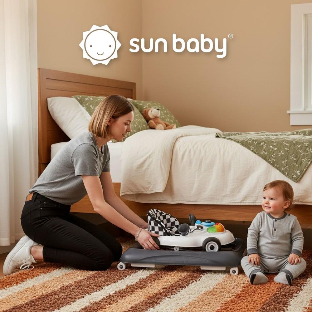 Mamma che piega il girello SUN BABY accanto al bambino, pronta a riporlo sotto il letto.