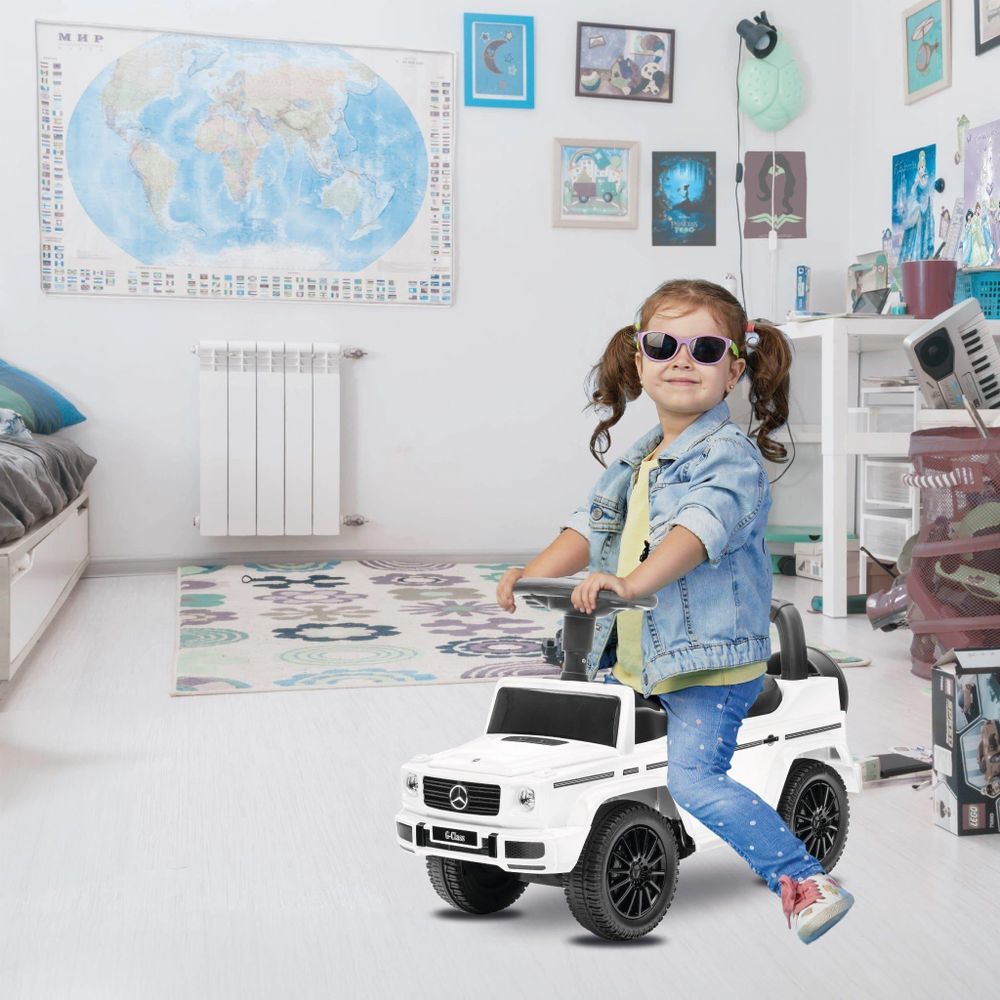 Bambina che gioca con il cavalcabile in una stanza