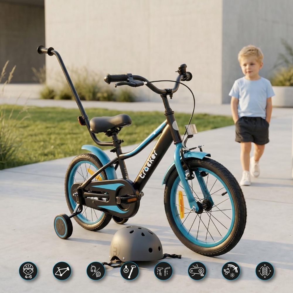 Bicicleta infantil con ruedines y casco en el suelo, niño caminando al fondo.
