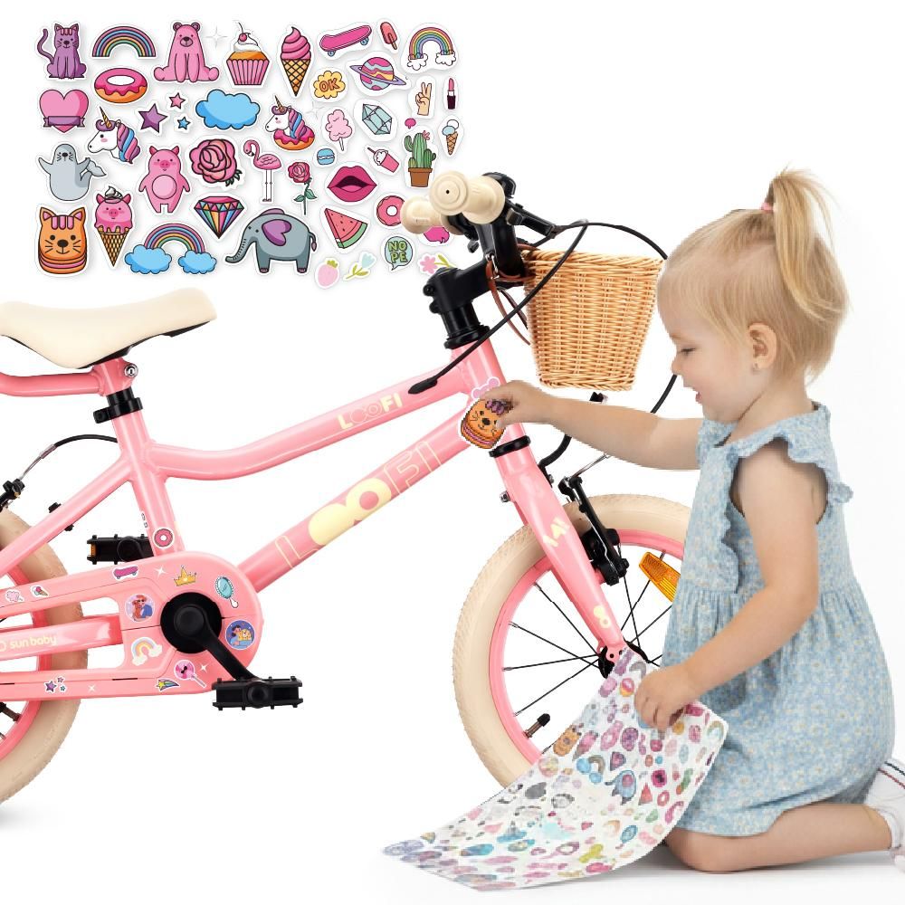 Kind beklebt das Fahrrad mit Stickern, Stickerbogen im Vordergrund