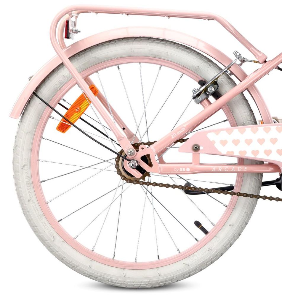 Rueda trasera de la bicicleta con guardabarros y portaequipajes.