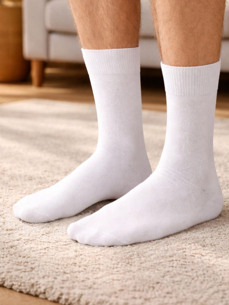 Weiße Herrensocken mit Komfortbund beim Tragen