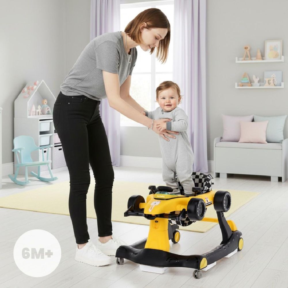 Mama wspierająca dziecko przy chodziku Sun Baby