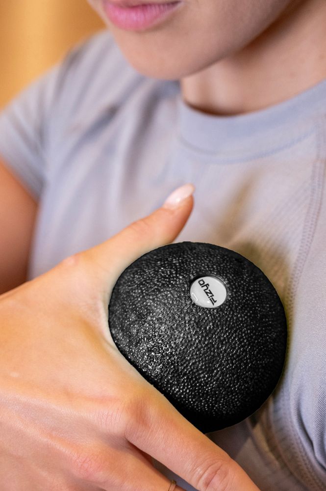 Person beim Training mit dem FIZYO 8 cm Massageball