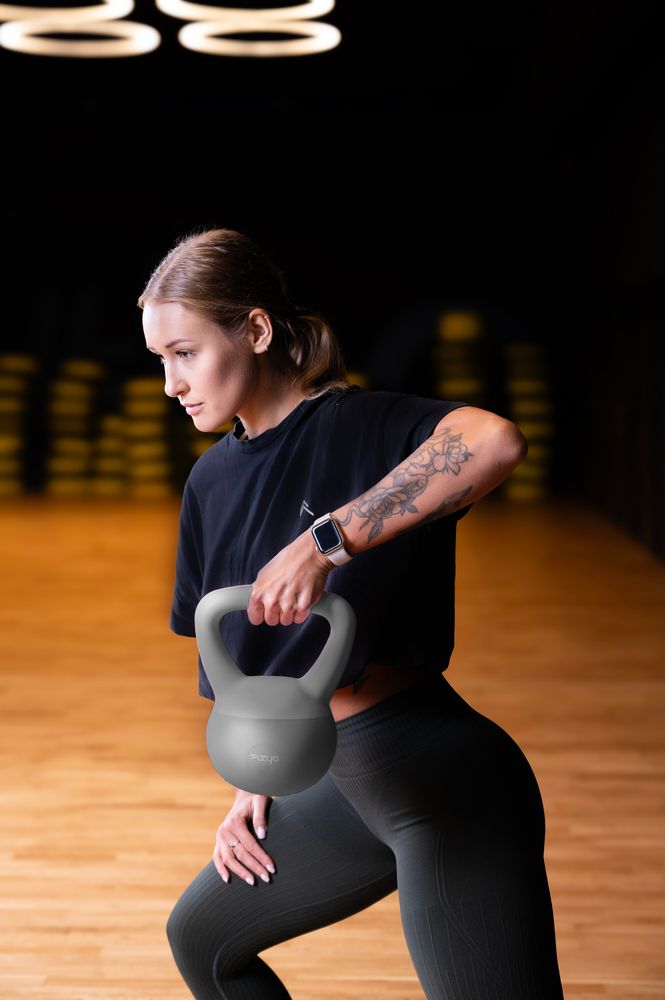 Person trainiert mit dem weichen Kettlebell Hantel FIZYO