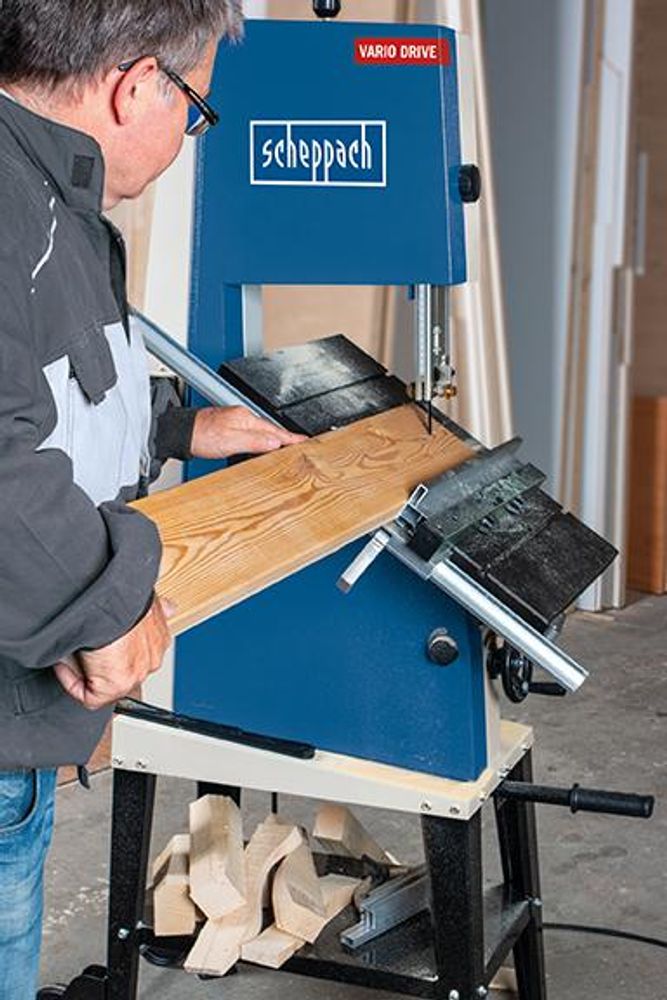 Das Bild zeigt eine Person beim Arbeiten mit der Bandsäge.