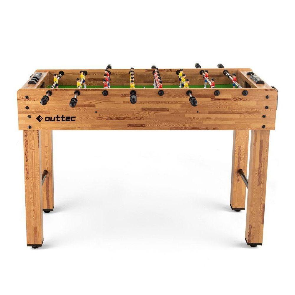 Tischfußballtisch (outtec) aus hellem Holz mit schwarzen Griffen vor weißem Hintergrund