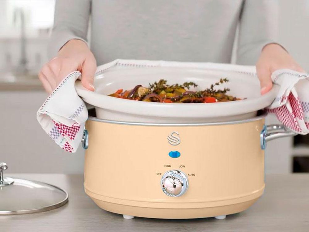 Swan Retro SF17031CNEU Slow Cooker 6,5L Abnehmbarer Kochbehälter, PFOA- und PTFE