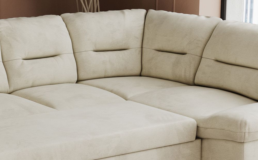 Zoomen Sie auf die Sitzfläche des Ecksofas. Sofa in beige Samtstoff