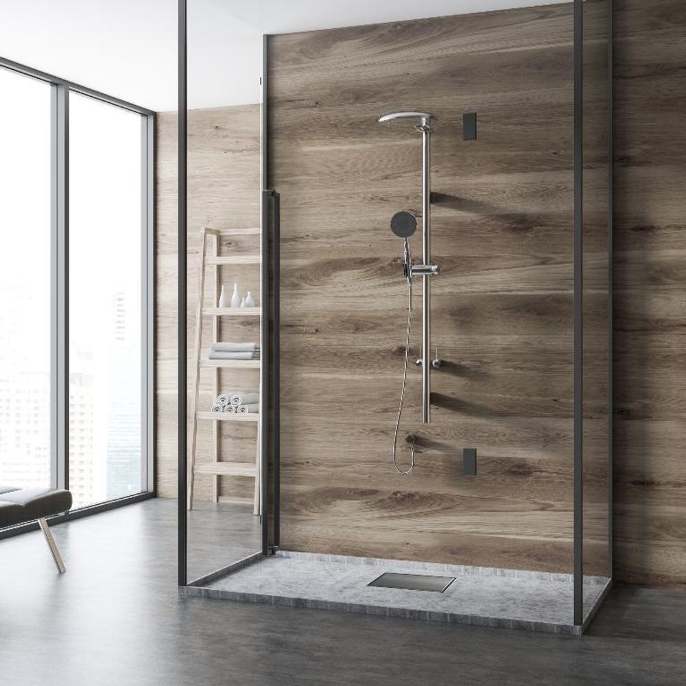 Quadratischer Duschablauf bodenbündig montiert, moderne Walk-in-Dusche, minimalistisches Badezimmer